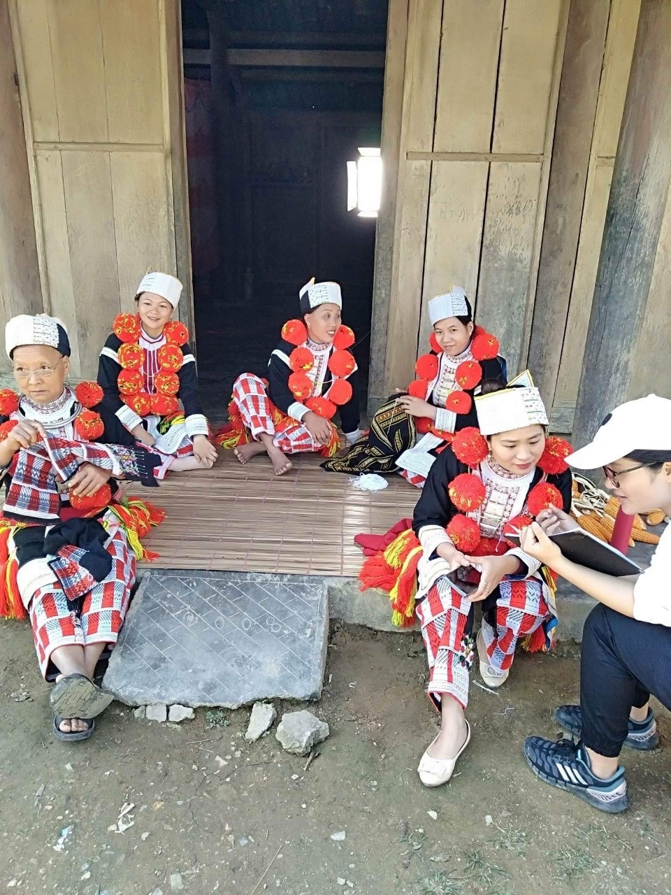 Các hộ gia đình ở thôn Bản Ba 2, xã Trung Hà  tham gia lớp dạy nghề thêu truyền thống dân tộc Dao đỏ.