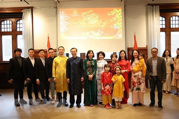 Đại sứ Lương Thanh Nghị và Phu nhân (đứng giữa) chụp ảnh chung với kiều bào tham dự 