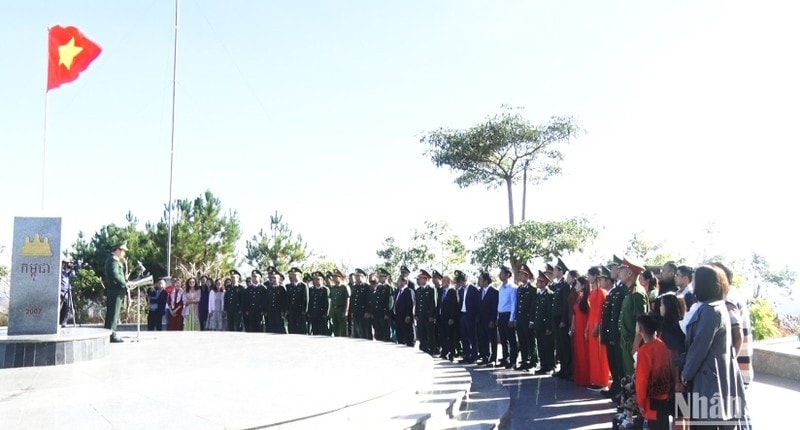 Lãnh đạo và đông đảo Nhân dân tỉnh Kon Tum tại Lễ chào cờ chủ quyền đầu Xuân Quý Mão 2023.