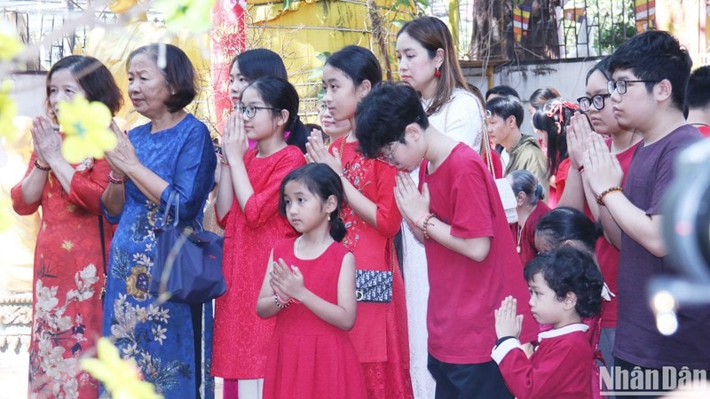 Bà con người Việt tại Lào đi lễ chùa ngày đầu năm mới Quý Mão 2023. (Ảnh: Hải Tiến)