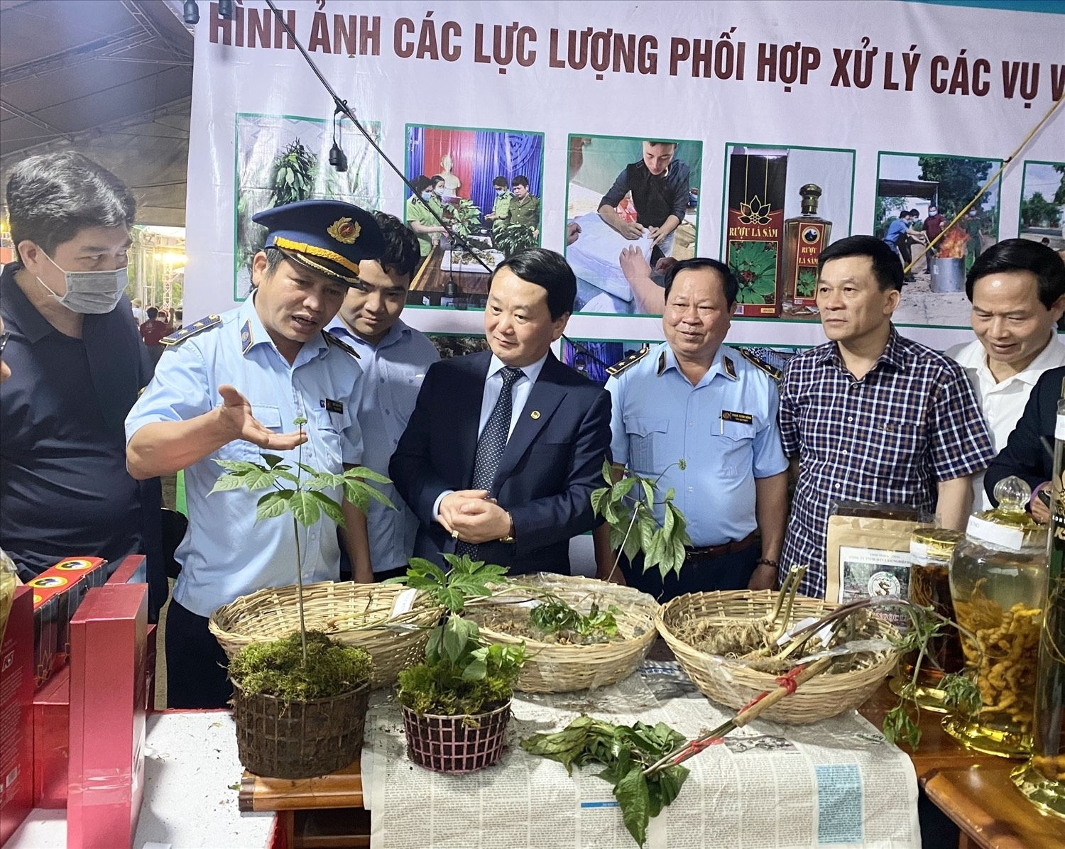  Bộ trưởng, Chủ nhiệm Ủy ban Dân tộc Hầu A Lềnh (thứ tư từ phải qua)  và Thứ trưởng, Phó Chủ nhiệm Nông Quốc Tuấn (thứ hai từ phải qua) tham quan các gian hàng tại Phiên chợ sâm Ngọc Linh tại tỉnh Kon Tum năm 2022.