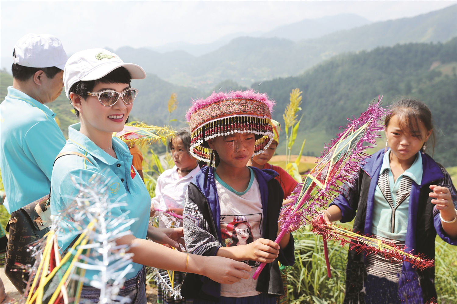 Với tấm lòng nhân ái và sự sẻ chia, doanh nhân Nguyễn Hồng Vân luôn có mặt tại vùng sâu, vùng xa, vùng đặc biệt khó khăn để tiếp thêm nghị lực sống cho đồng bào DTTS, đặc biệt là các em nhỏ