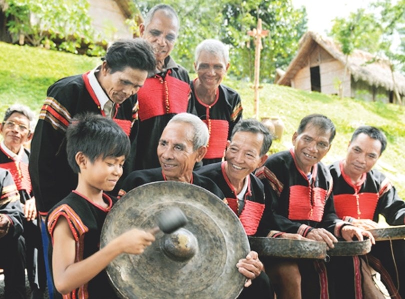 Già làng, Người có uy tín trong đồng bào DTTS tỉnh Gia Lai dạy lớp trẻ cảm nhận cái hồn của chiêng. Ảnh: K.N.B