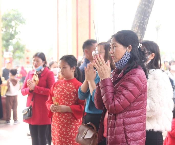 Người dân thắp hương làm lễ tại đền ông Hoàng Mười.