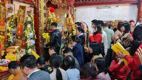 Người dân thường đến cầu nguyện những điều may mắn, tài lộc vào dịp đầu năm và đến trả lễ vào dịp cuối năm.