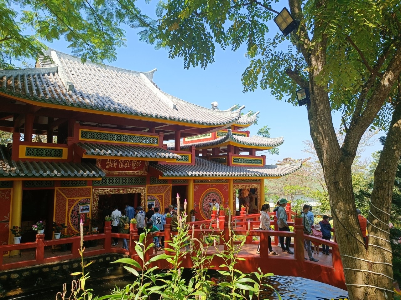Người dân đi lễ chùa đầu năm cầu an cho bản thân và gia đình
