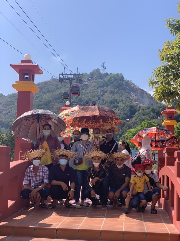 Du khách check in tại Khu du lịch Cáp treo núi Sam