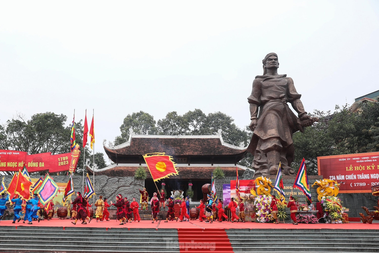 Lễ hội Gò Đống Đa được coi là ngày hội Đống Đa truyền thống. Đây là lễ hội được tổ chức thường niên nhằm tưởng nhớ tới chiến công lẫy lừng của vua Quang Trung, tưởng nhớ công ơn của những anh hùng, nghĩa sĩ đã vì dân vì nước. Hội Gò Đống Đa 2023 bao gồm cả phần lễ và hội, diễn ra từ 6h sáng ngày 26/1, tức mùng 5 Tết Nguyên đán. (Ảnh: Như Ý)