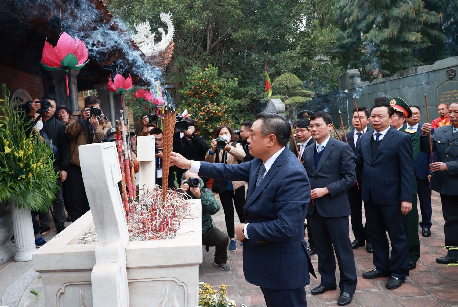 Ông Trần Sỹ Thanh - Chủ tịch UBND TP. Hà Nội - cùng đoàn đại biểu dâng hương tưởng niệm. (Ảnh: Như Ý)