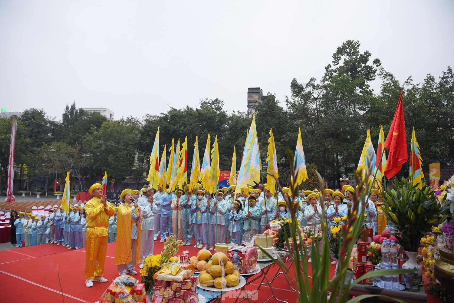 Từ sáng sớm, người dân chuẩn bị tế lễ. Bà Minh Thu - thành viên đoàn tế - cho biết không khí Hội Gò Đống Đa rộn ràng trước cả tuần lễ. Đoàn tế hoàn thiện công tác chuẩn bị từ 5h sáng ngày 26/1. (Ảnh: Như Ý)