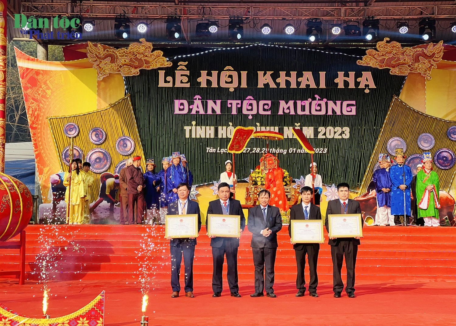 Phó Bí thư Tỉnh ủy, Chủ tịch UBND tỉnh Hòa Bình Bùi Văn Khánh trao Bằng công nhận Di sản văn hóa phi vật thể Quốc gia Lễ hội khai hạ người Mường Hòa Bình cho 4 huyện: Cao Phong, Tân Lạc, Kim Bôi, Lạc Sơn