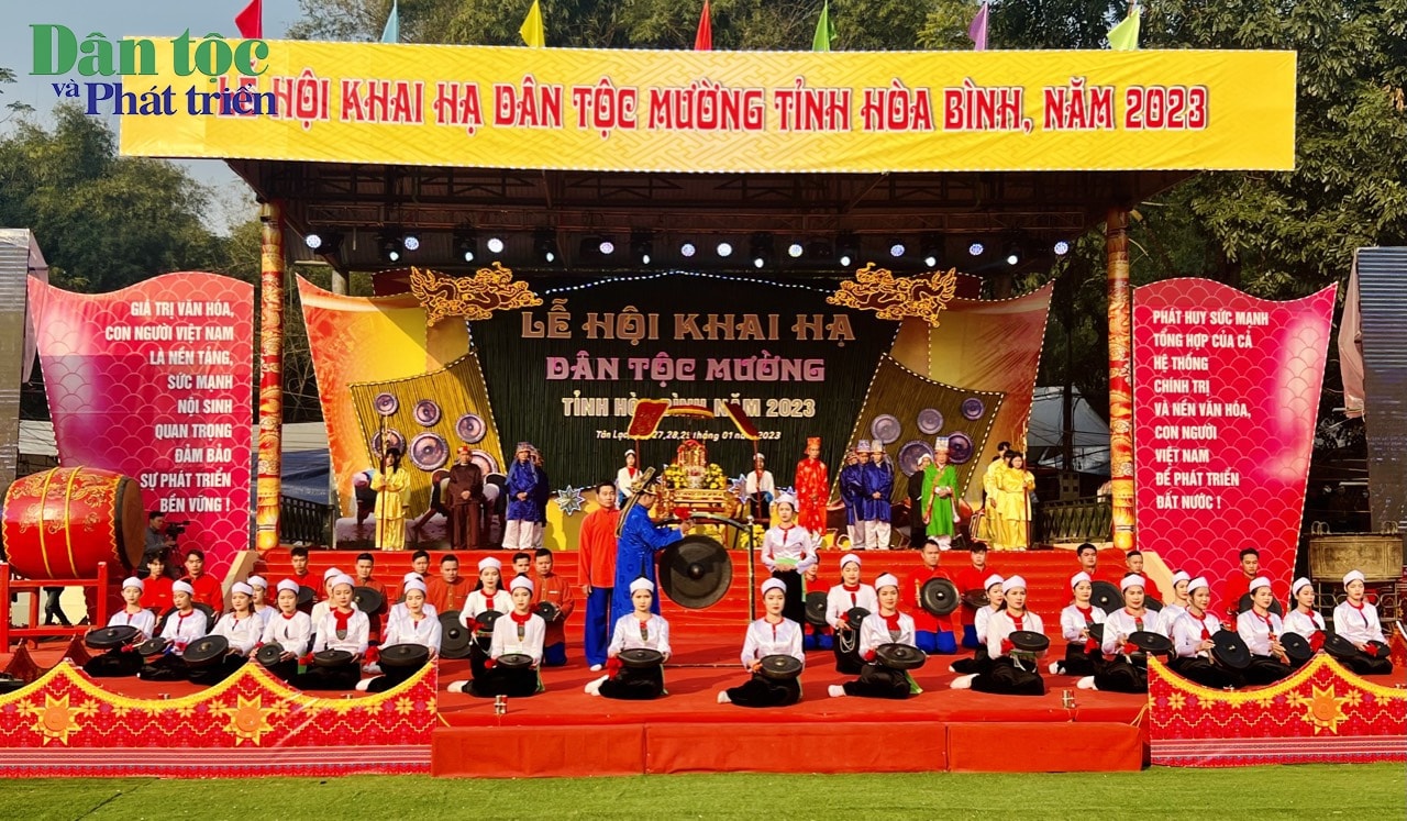 Lễ gọi hồn chiêng của nghệ nhân Mo Mường Bùi Văn Lựng - Xóm Lầm - Phong Phú thực hiện