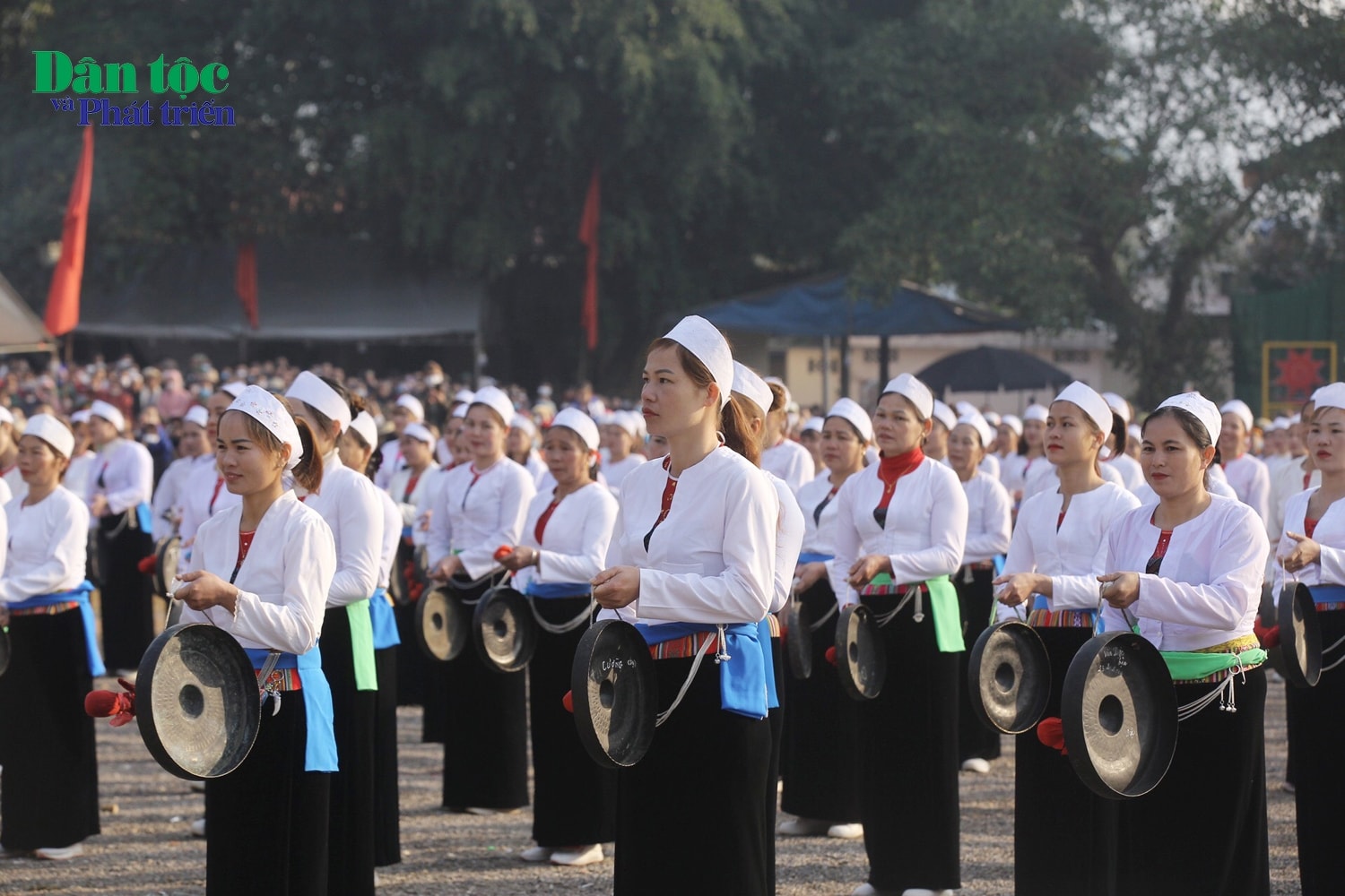 Chương trình biểu diễn hòa tấu Chiêng Mường của 500 diễn viên và nghệ nhân Chiêng Mường đến từ 16 xã, thị trấn của 4 huyện