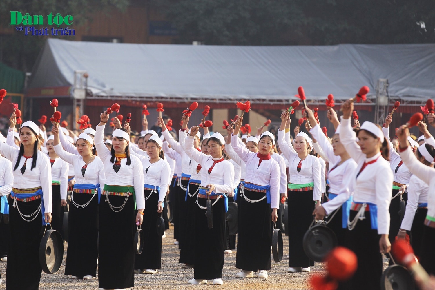 Chương trình biểu diễn hòa tấu Chiêng Mường của 500 diễn viên và nghệ nhân Chiêng Mường đến từ 16 xã, thị trấn của 4 huyện