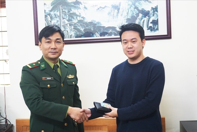 Cán bộ Biên phòng trao trả tài sản bị đánh rơi cho người dân 