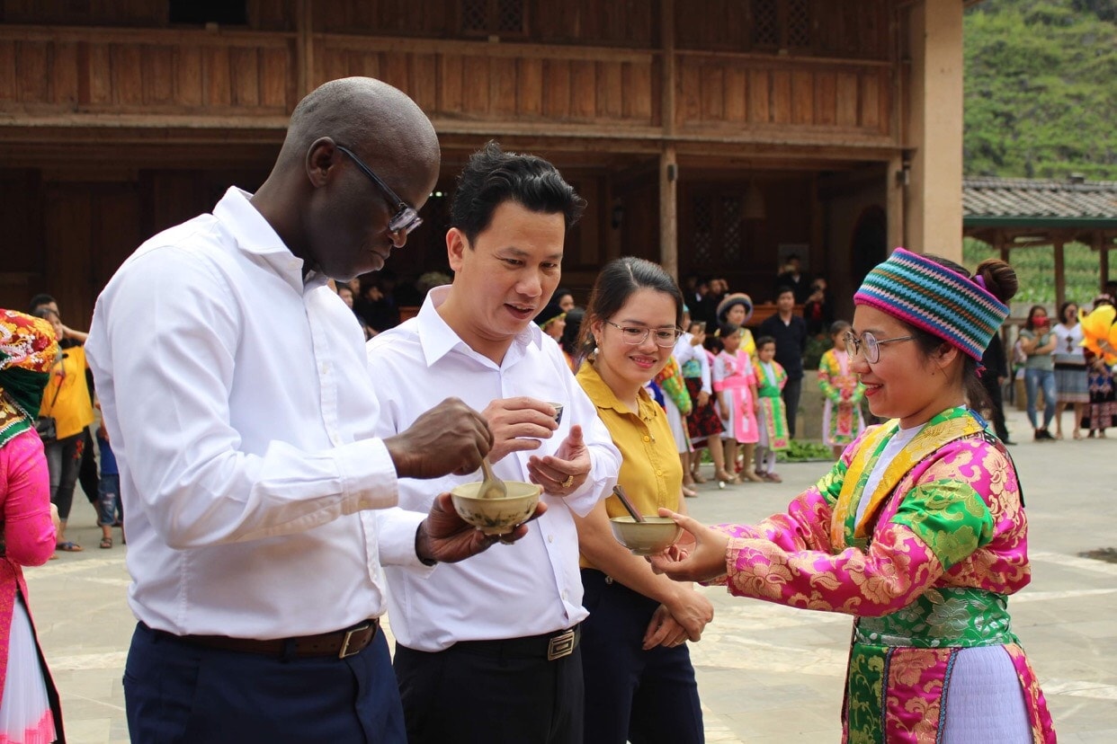Bí thư Tỉnh ủy Hà Giang Đặng Quốc Khánh (áo trắng đứng giữa) và du khách quốc tế tham gia trải nghiệm du lịch tại Làng văn hóa du lịch cộng đồng dân tộc Mông tại xã Pả Vi, huyện Mèo Vạc. (Nguồn ảnh: Mỹ Yên) Bí thư Tỉnh ủy Hà Giang Đặng Quốc Khánh (áo trắng đứng giữa) và du khách quốc tế tham gia trải nghiệm du lịch tại Làng văn hóa du lịch cộng đồng dân tộc Mông tại xã Pả Vi, huyện Mèo Vạc. (Nguồn ảnh: Mỹ Yên)