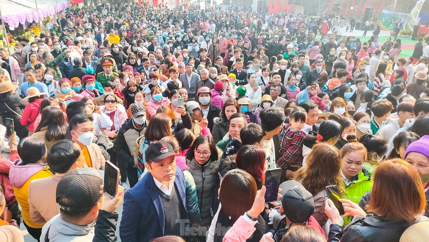 Hàng nghìn người dân và du khách dự khai mạc Lễ hội Đền Thác Bà năm 2023.
