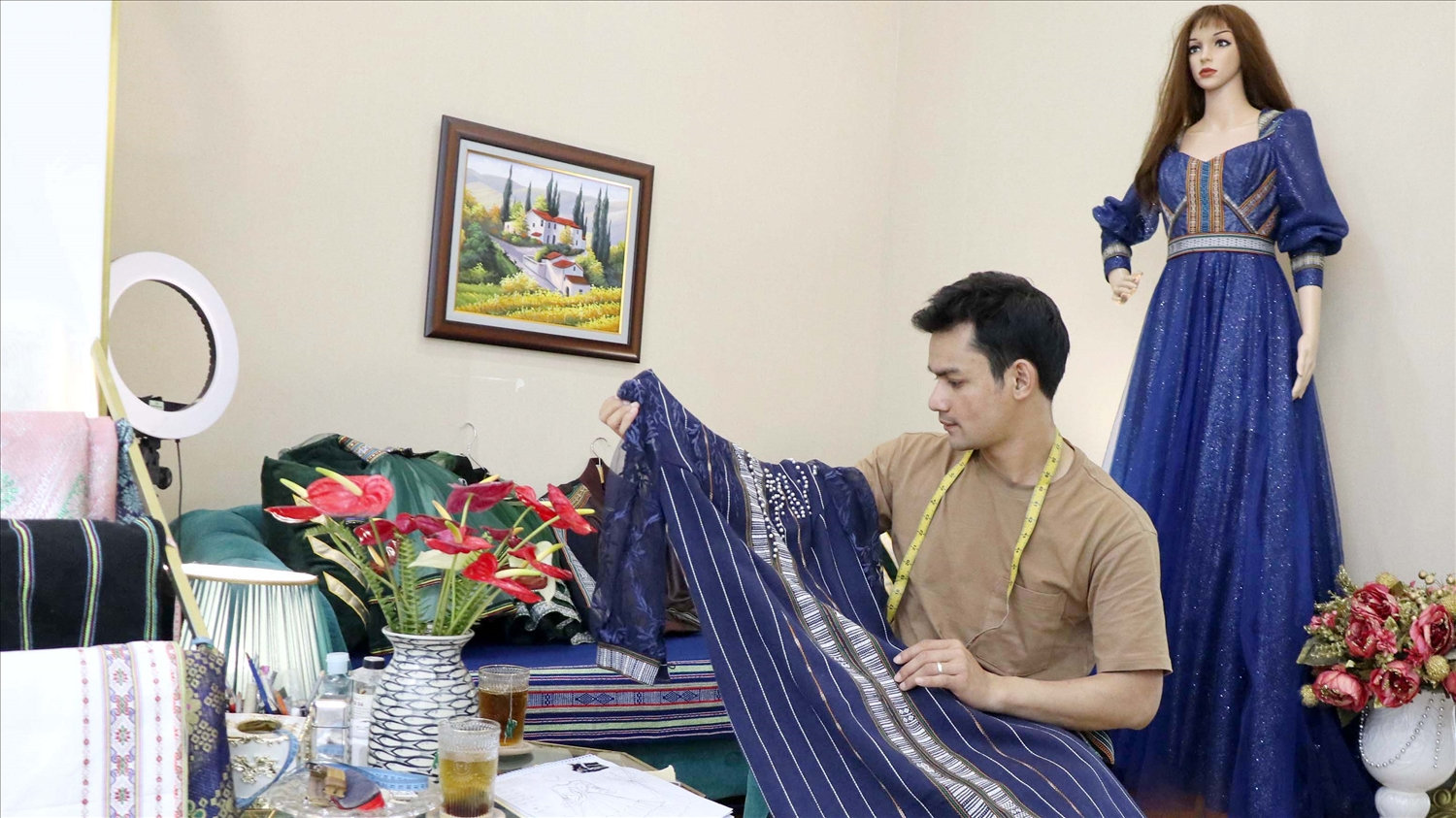 Anh K’Jona bên sản phẩm thổ cẩm kết hợp chất liệu ren do mình thiết kế