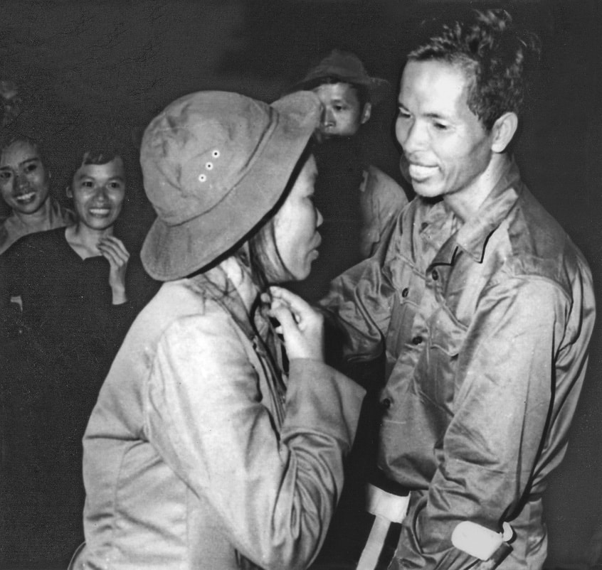 Hạnh phúc của người chiến thắng: Trung tá Nguyễn Minh Sang và vợ, chị Nguyễn Thị Hà, gặp lại nhau sau 13 năm cùng bị cầm tù trong nhà giam của Mỹ ngụy. Ảnh: Chu Chí Thành