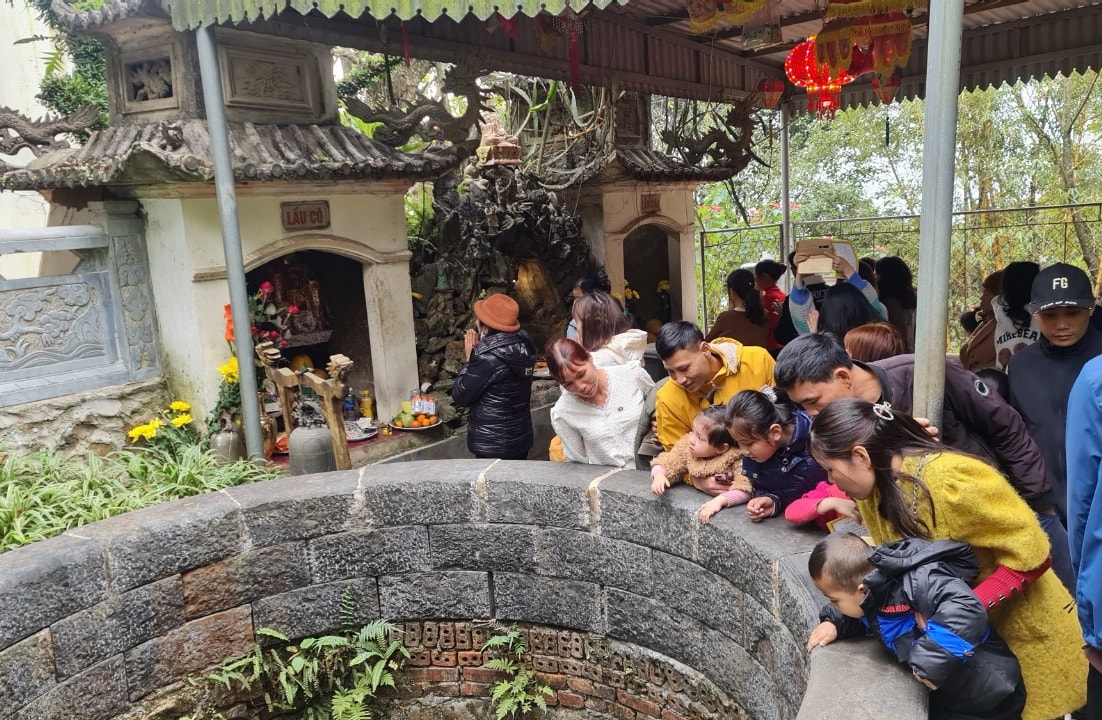 Giếng Tiên nằm trên đỉnh núi cao 580 m so với mực nước biển, nước trong giếng không bao giờ cạn, khi uống vào mát và ngọt Giếng Tiên nằm trên đỉnh núi cao 580 m so với mực nước biển, nước trong giếng không bao giờ cạn, khi uống vào mát và ngọt