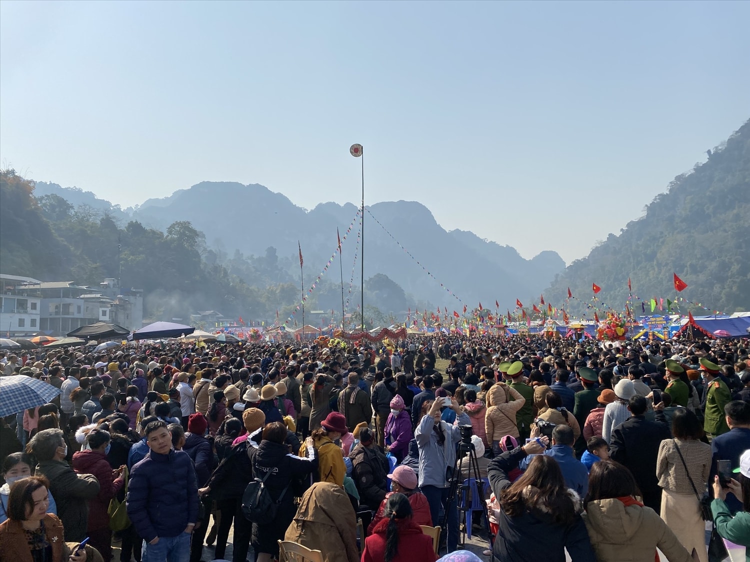 Đông đảo người dân, du khách cổ vũ nồng nhiệt và hào hứng tham gia trò chơi tung còn. Đông đảo người dân, du khách cổ vũ nồng nhiệt và hào hứng tham gia trò chơi tung còn.