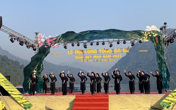 Các tiết mục ca nhạc đặc sắc được biểu diễn ở lễ hội. Các tiết mục ca nhạc đặc sắc được biểu diễn ở lễ hội.
