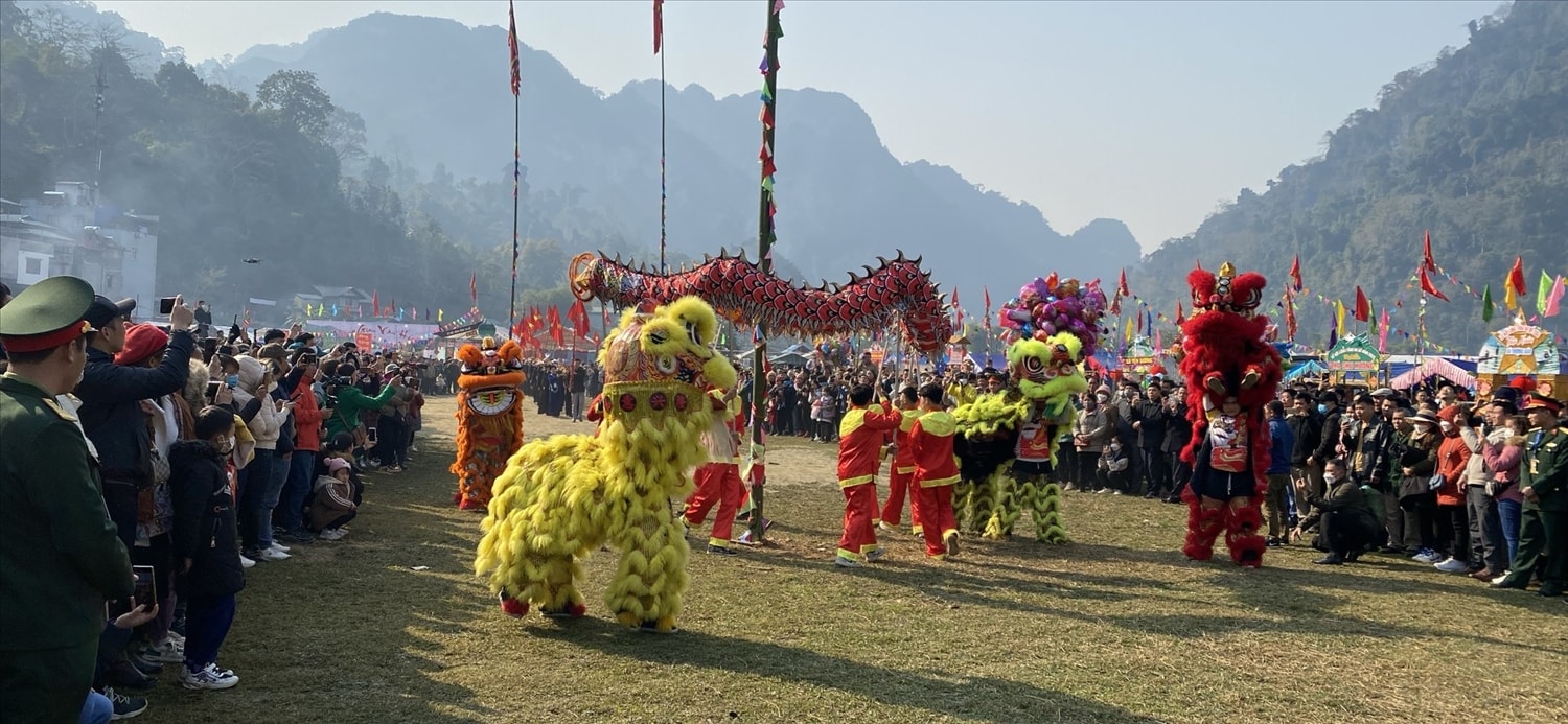 àn múa lân quanh cây nêu trước sân khấu lễ hội. Màn múa lân quanh cây nêu trước sân khấu lễ hội.