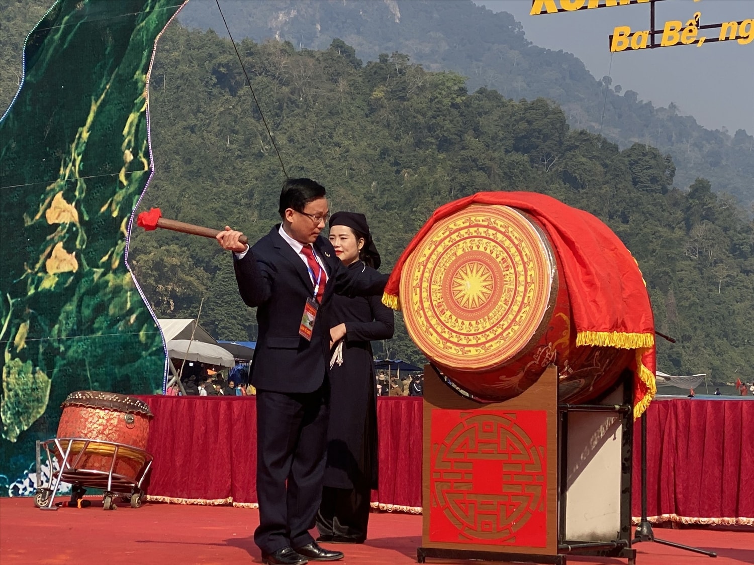 Lãnh đạo huyện Ba Bể đánh trống khai hội. Lãnh đạo huyện Ba Bể đánh trống khai hội.