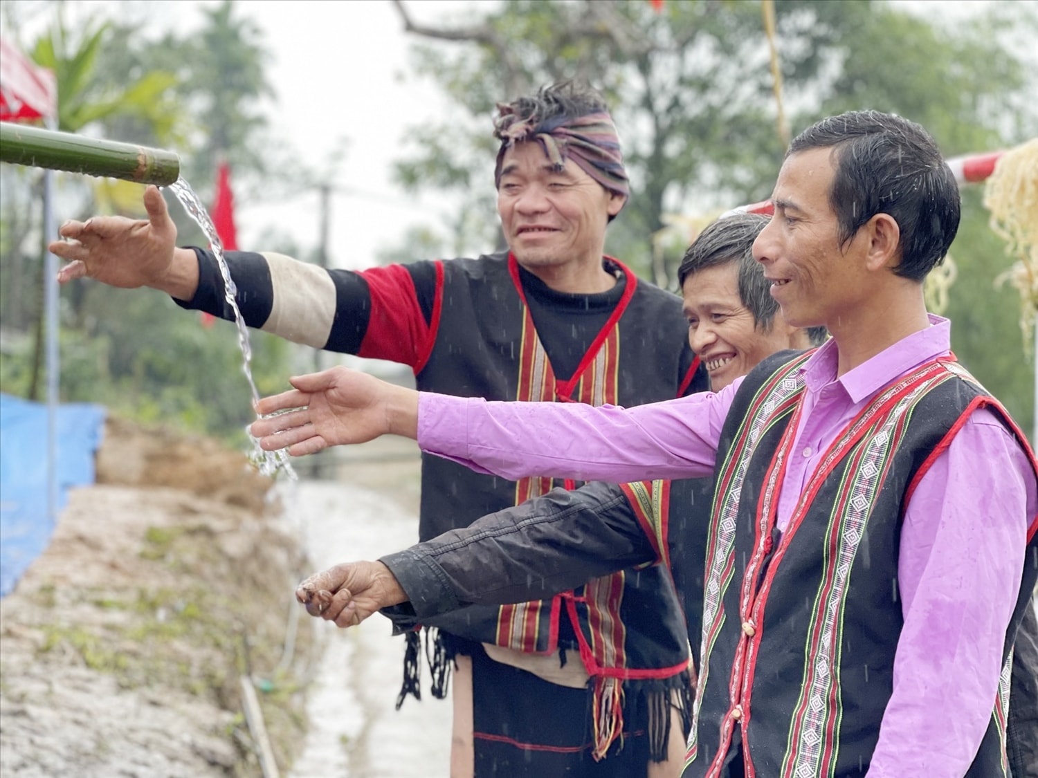 Già làng là cầu nối giữa các thế hệ, là kho tàng văn hóa quý báu của người Ca Dong. Ảnh: P.T Già làng là cầu nối giữa các thế hệ, là kho tàng văn hóa quý báu của người Ca Dong. Ảnh: P.T