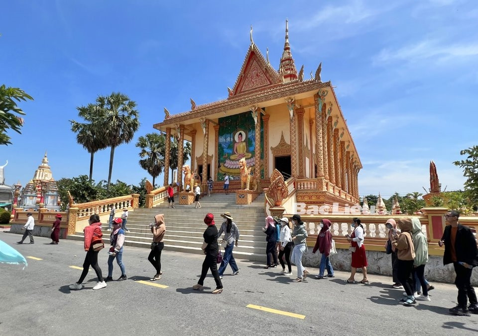 Du khách tham quan Chùa Xiêm Cán trong dịp Tết Quý Mão 2023. Ảnh: H.T