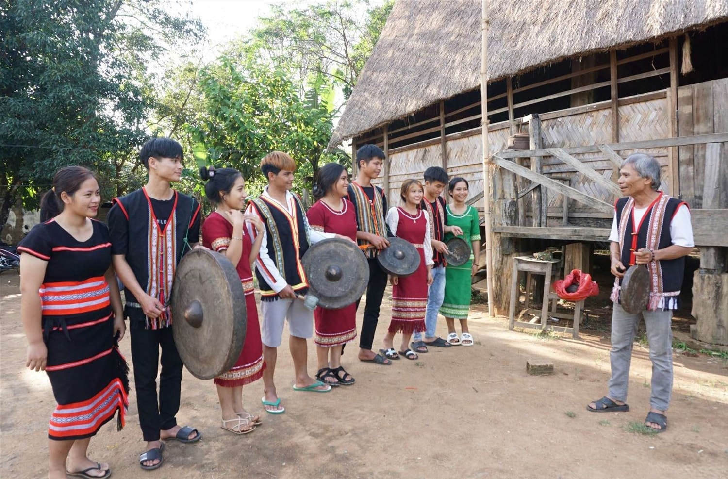Thế hệ trẻ kế thừa văn hóa truyền thống cồng chiêng, xoang. Ảnh: TT Thế hệ trẻ kế thừa văn hóa truyền thống cồng chiêng, xoang. Ảnh: TT