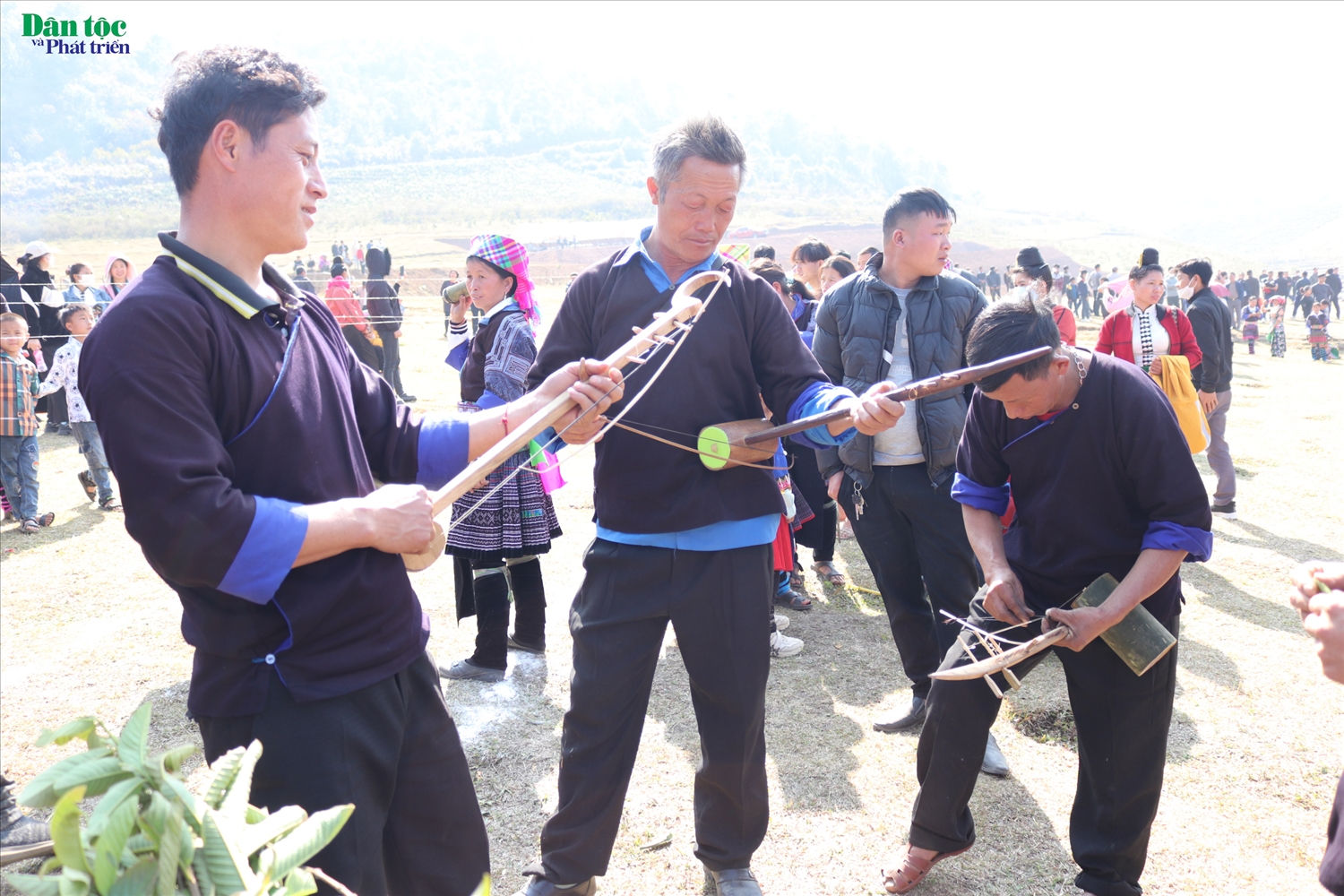 Người Mông hay kéo nhị khi “có tâm sự buồn” như thất tình, hoặc nhớ thương người yêu… Trong Lễ hội Gầu tào, họ thường kéo nghị để thổ lộ với người phụ nữ mà mình “thầm thương trộm nhớ” từ lâu