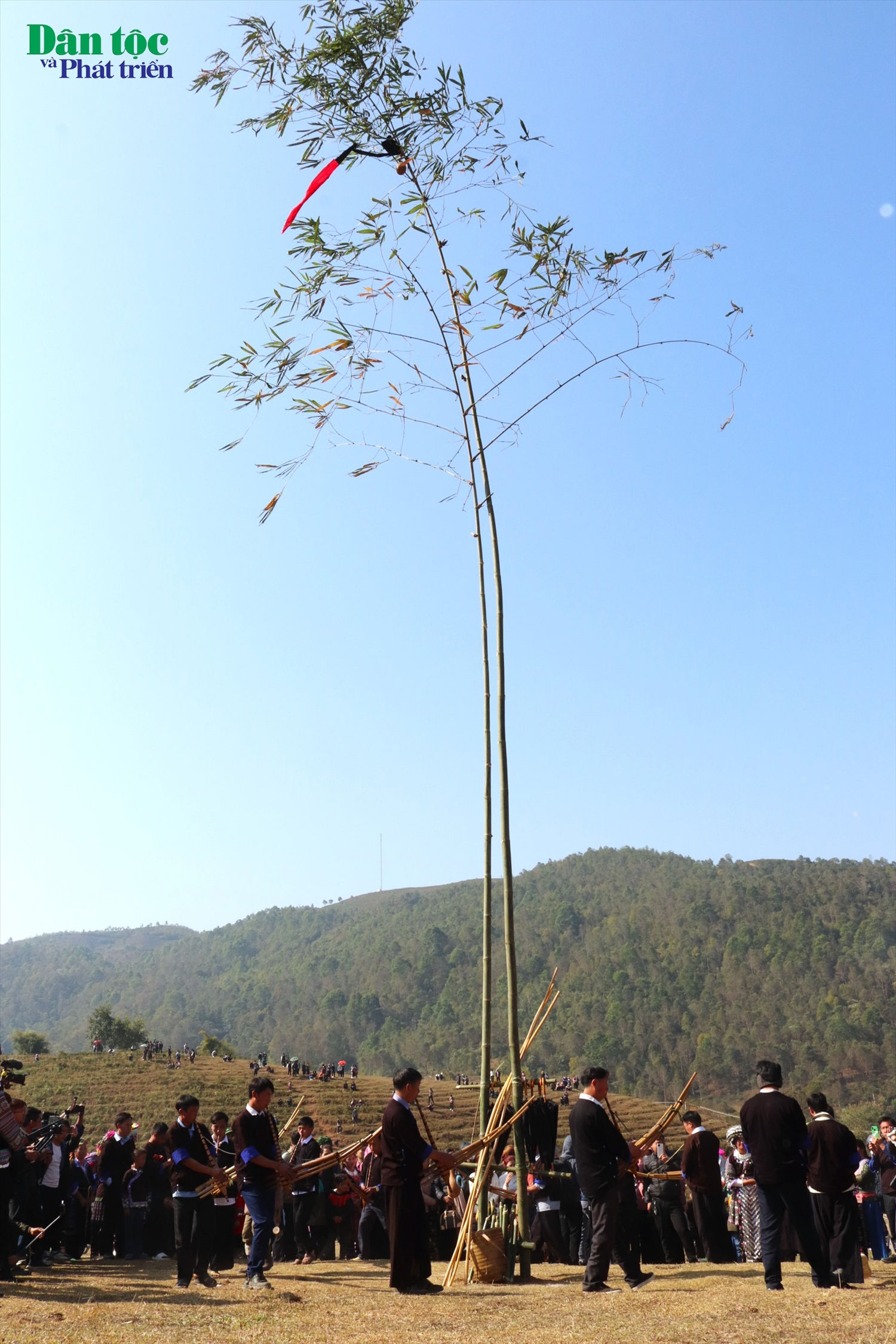 Tiếng khèn Mông trong Lễ hội Gầu tào luôn mang một ý nghĩa tỏ tình và thề hẹn yêu đương