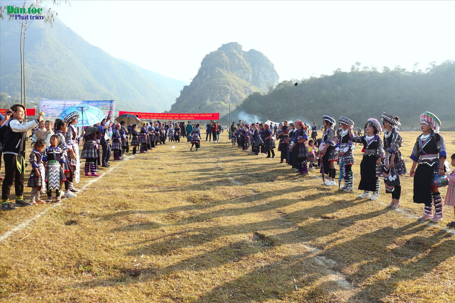 Các đôi trai gái cùng nhau chơi ném pao vừa để vui, vừa để tìm kiếm bạn đời tương lai