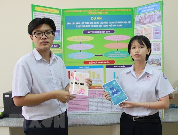 Em Văn Duy Phúc (lớp 12 Văn) và Ngô Khánh Nam (lớp 12 Anh 1) Trường Trung học phổ thông Chuyên Lê Quý Đôn (thành phố Nha Trang). (Ảnh: TTXVN phát)
