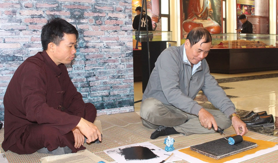 Du khách trải nghiệm in dập mộc bản