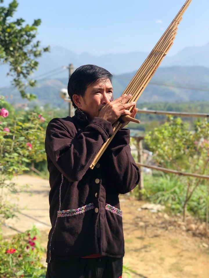 Anh Lò Văn Sẳn, Trưởng bản Hào Nghè thổi khèn bè