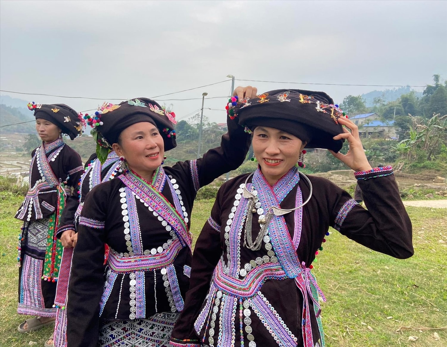 Phụ nữ dân tộc Lào đi chơi Xuân