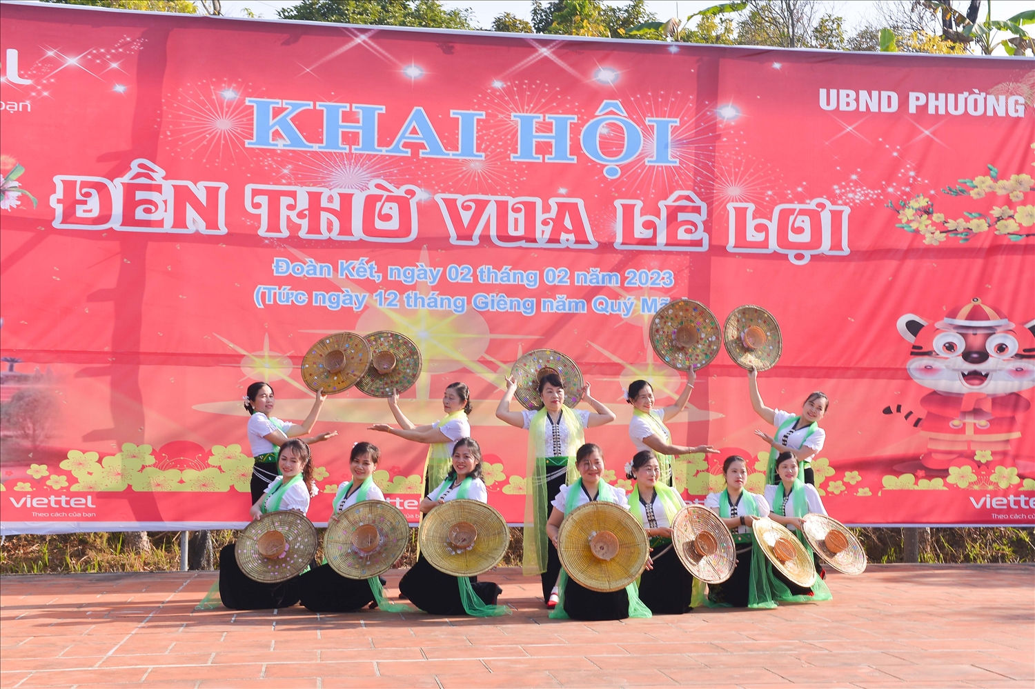 Tiết mục múa nón của bà con người Thái trong phần khai mạc Lễ hội