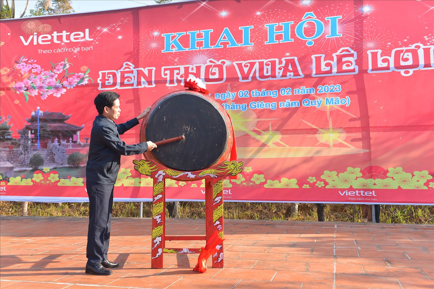 Chủ tịch UBND Tp. Lai Châu Nguyễn Văn Nghiệp đánh trống khai hội