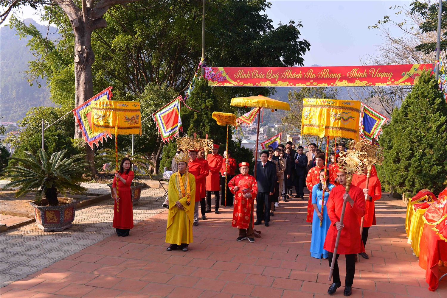 Lễ hội Đền thờ Vua Lê Lợi gồm 2 phần: Phần lễ là nghi thức đánh trống khai hội, dâng hương. Phần hội diễn ra các trò chơi dân gian như đẩy gậy, bịt mắt bắt vịt, kéo co, bịt mắt đánh chiêng… thu hút đông đảo người dân trên địa bàn và du khách thập phương tham gia, cổ vũ