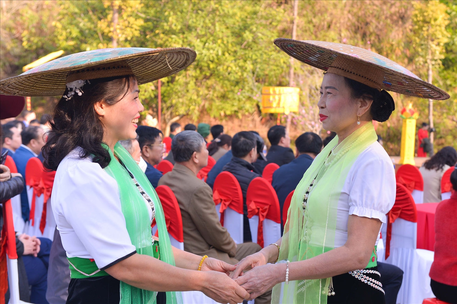 Ngày hội là dịp người dân được gặp gỡ, giao lưu qua các tiết mục văn nghệ, các trò chơi dân gian