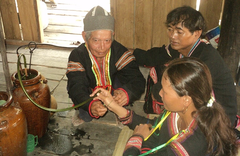 Người Chăm Phú Yên uống rượu cần trong ngày cưới. Ảnh: LÊ KHA