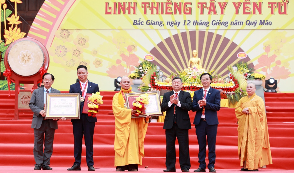 Lãnh đạo Sở Văn hóa, Thể thao và Du lịch tỉnh, Hội Phật giáo tỉnh Bắc Giang nhận Kỷ niệm chương và Bằng xác nhận kỷ lục gia 
