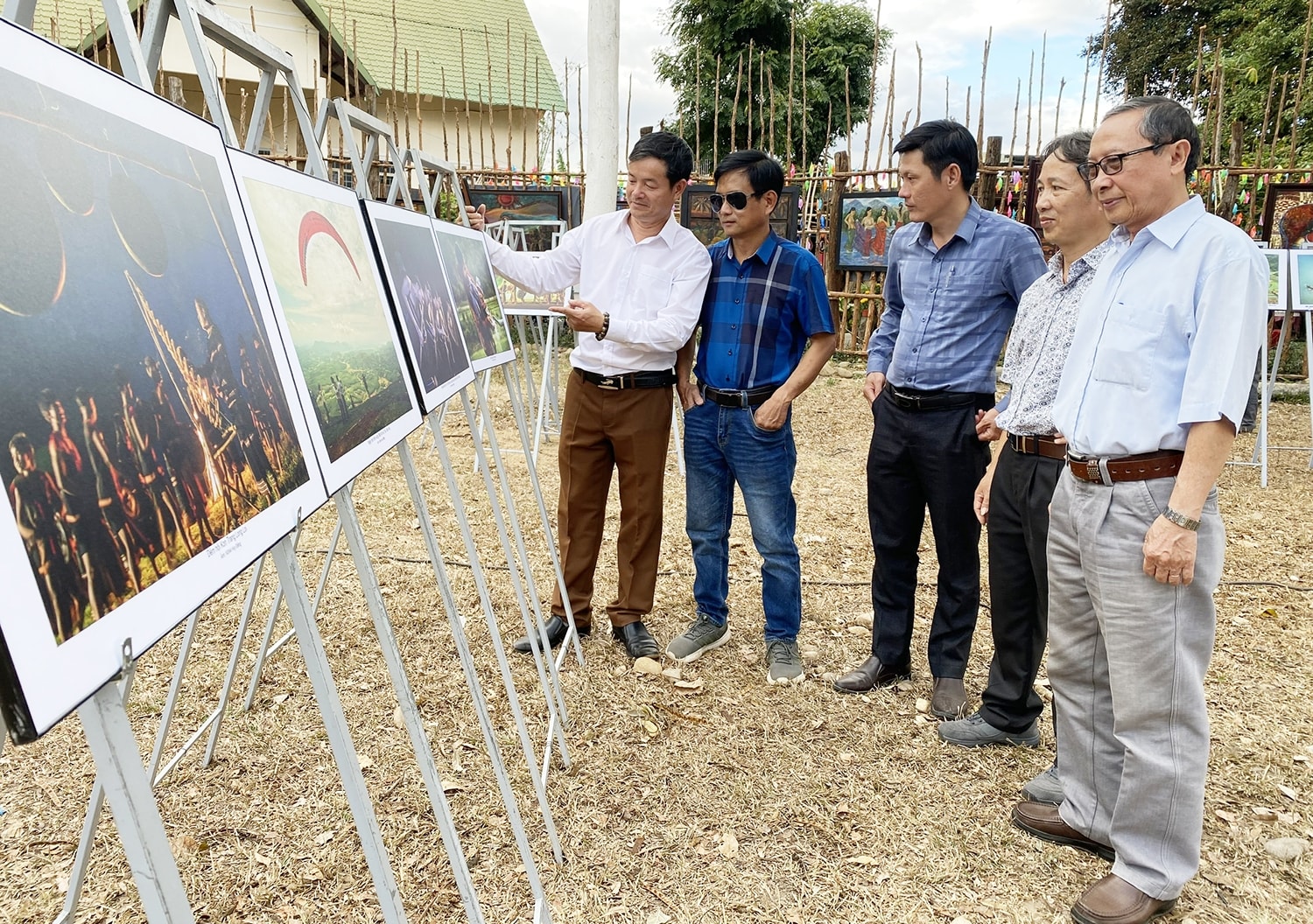 Các nghệ sĩ và đông đảo Nhân dân xem các tác phẩm nhiếp ảnh và mỹ thuật trưng bày tại triển lãm