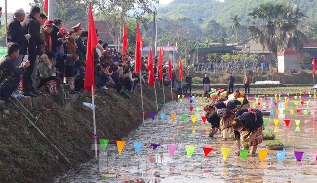 Trên bờ, đông đảo bà con dân bản đứng xem và cổ vũ sôi động, tạo nên một không khí vui tươi trong Lễ hội