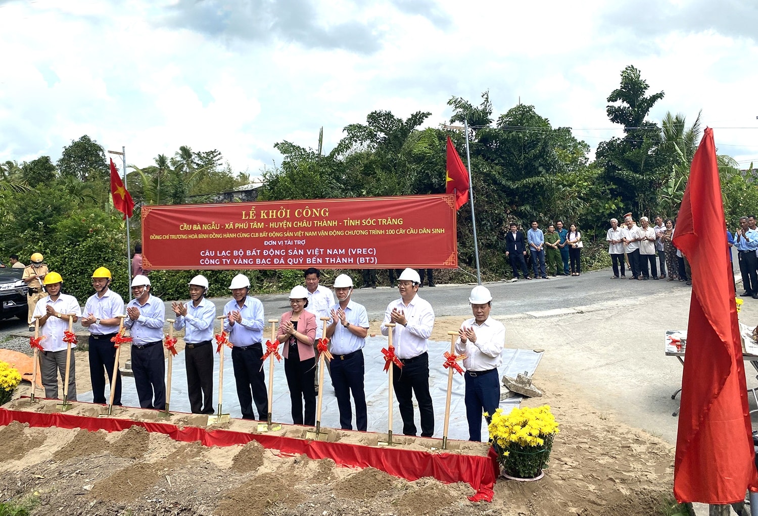 Sóc Trăng: Nguyên Phó Thủ tướng Thường trực Trương Hòa Bình dự Lễ khởi công xây cầu, tặng quà cho hộ nghèo và trao học bổng cho học sinh DTTS 