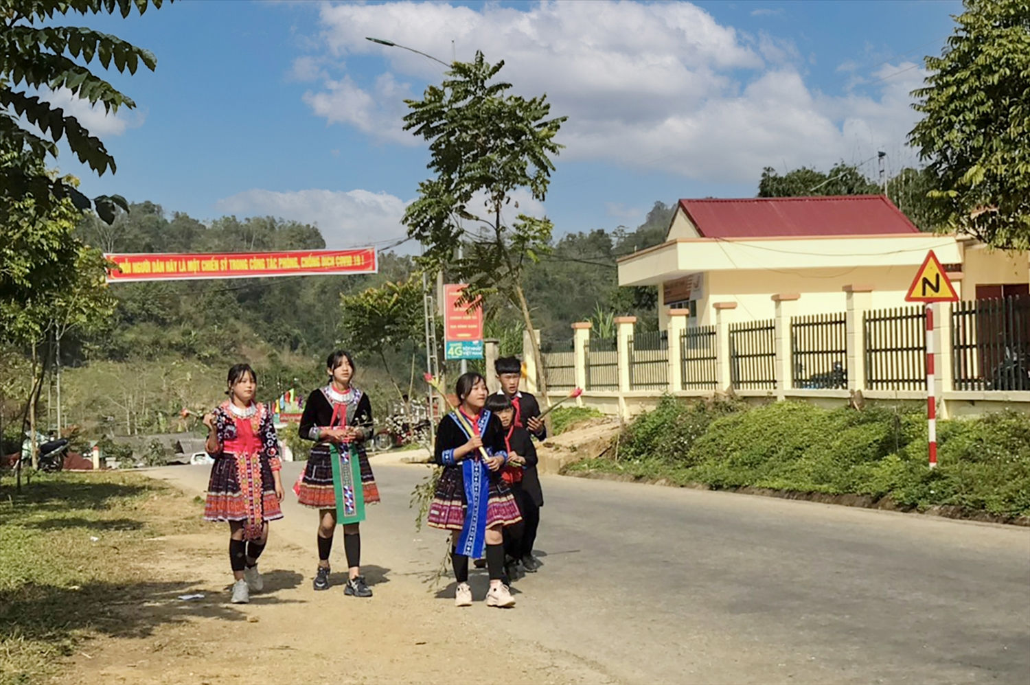 Tết đến xuân về, quà của học sinh vùng cao Lai Châu mang đến tặng thầy cô giáo đơn giản là cành đào rừng, hoa chuối mộc mạc nhưng mang đầy sắc xuân