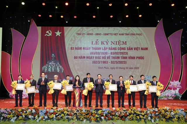 Chủ tịch Quốc hội Vương Đình Huệ và lãnh đạo tỉnh Vĩnh Phúc trao Bằng khen cho các đơn vị có thành tích xuất sắc trong học tập và làm theo lời Bác dạy - Ảnh: Báo Vĩnh Phúc