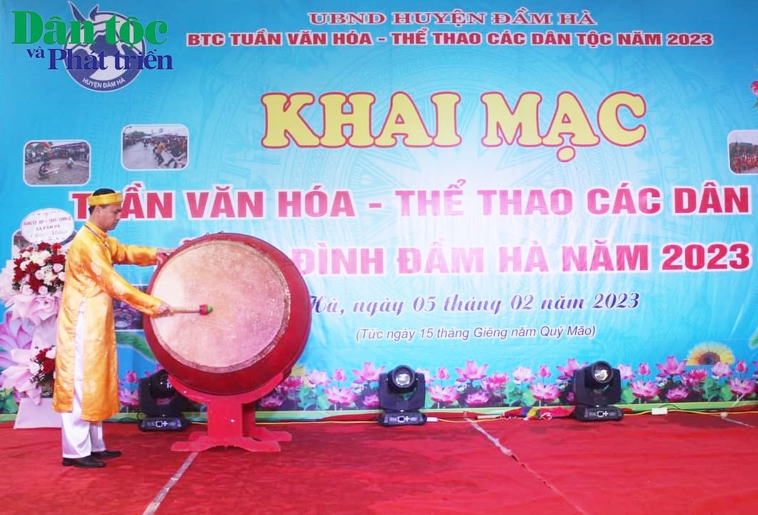 Ông Tô Xuân Lợi - Bí thư, Chủ tịch thị trấn Đầm Hà đánh trống khai mạc Tuần văn hóa - Thể thao các dân tộc Lễ hội Đình Đầm Hà năm 2023 